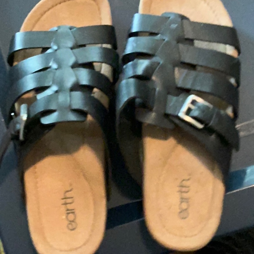 Earth Black Leather Sandals